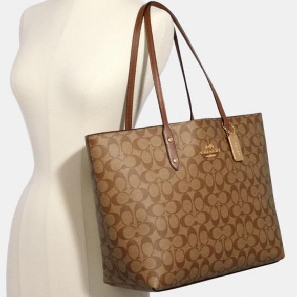 coach town tote in signature canvas